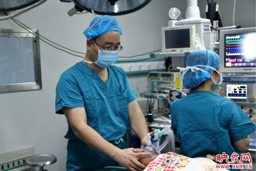 上午8點10分，小龍接受全身麻醉。