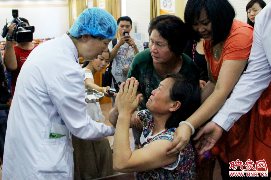 當?shù)弥↓埬X部的鋼針成功取出，馮書想的情緒有些激動。