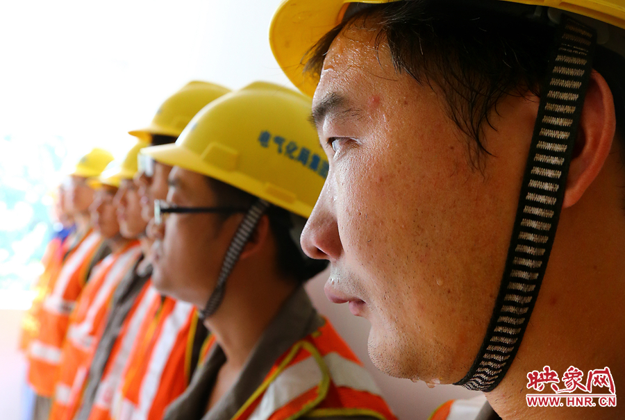 入伏的天氣里，一套工裝穿在身上，即使不動也是滿頭大汗