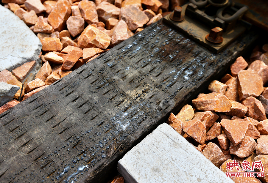 烈日的烘烤下，枕木上的瀝青已經(jīng)被曬化