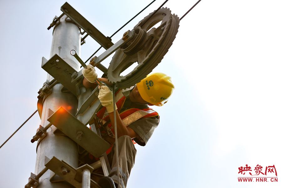 被太陽暴曬后的線桿碰著就能燙紅皮膚，可是檢修員此刻也顧不得許多