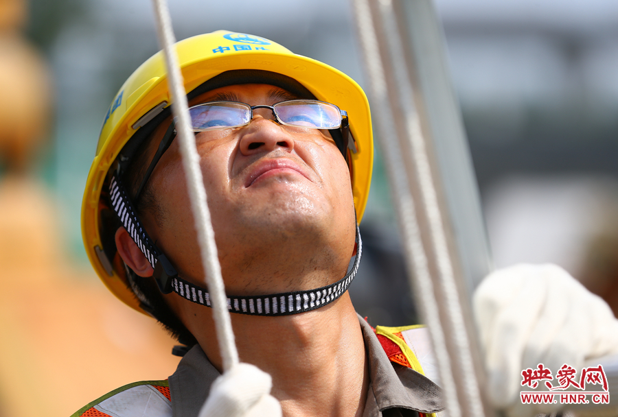 酷暑下，工人師傅的每一個動作都消耗著大量的體力