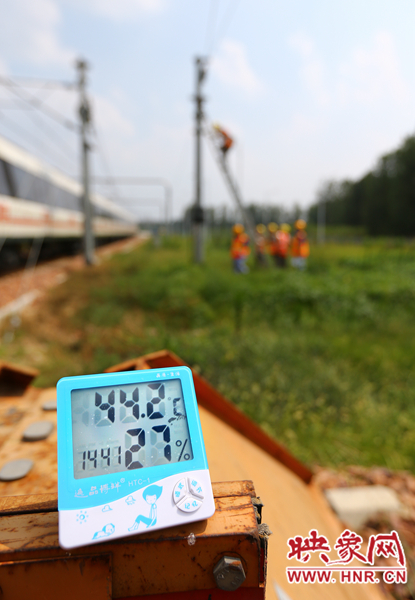 剛開始工作20分鐘，戶外溫度已經(jīng)達到44.2℃