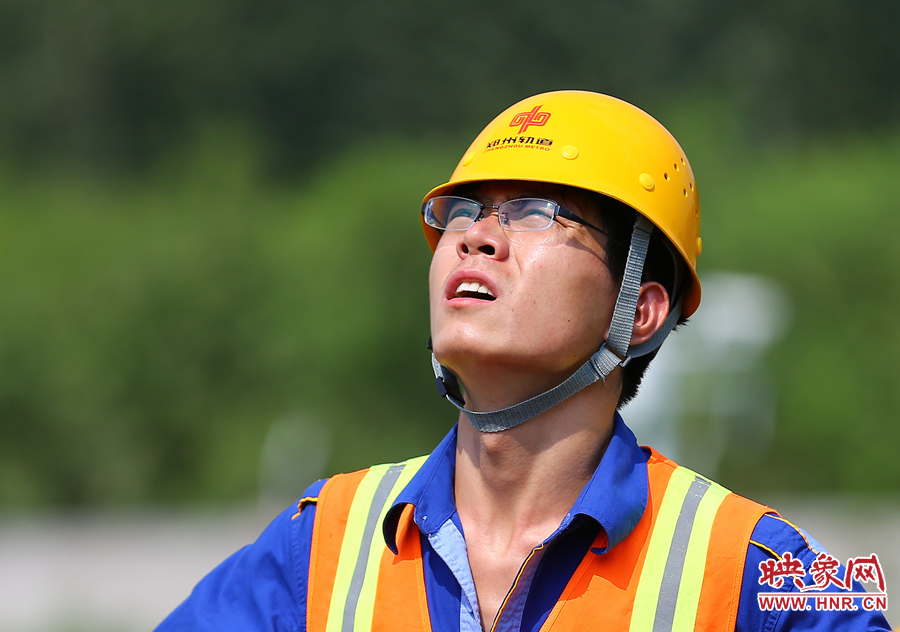 在直射的陽光下，工作人員只能瞇著眼睛觀察施工情況