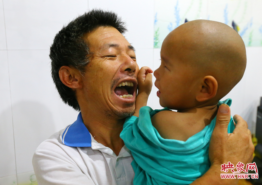 麻醉前，爺爺努力逗著大龍笑，他希望孩子能暫時忘記傷病帶來的疼痛