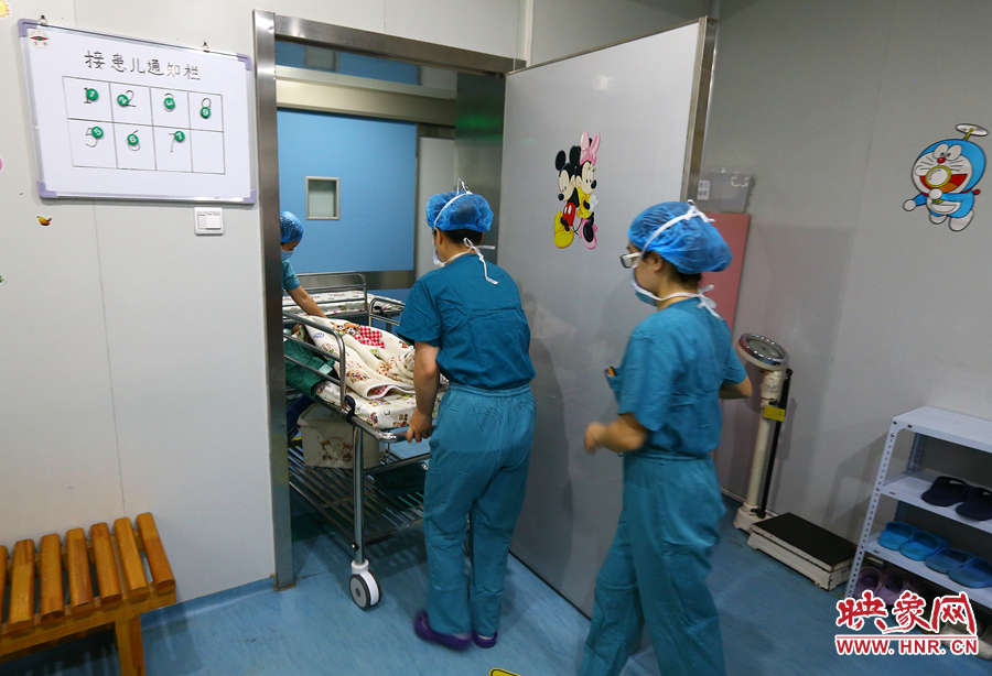 醫(yī)生將大龍送進手術(shù)室