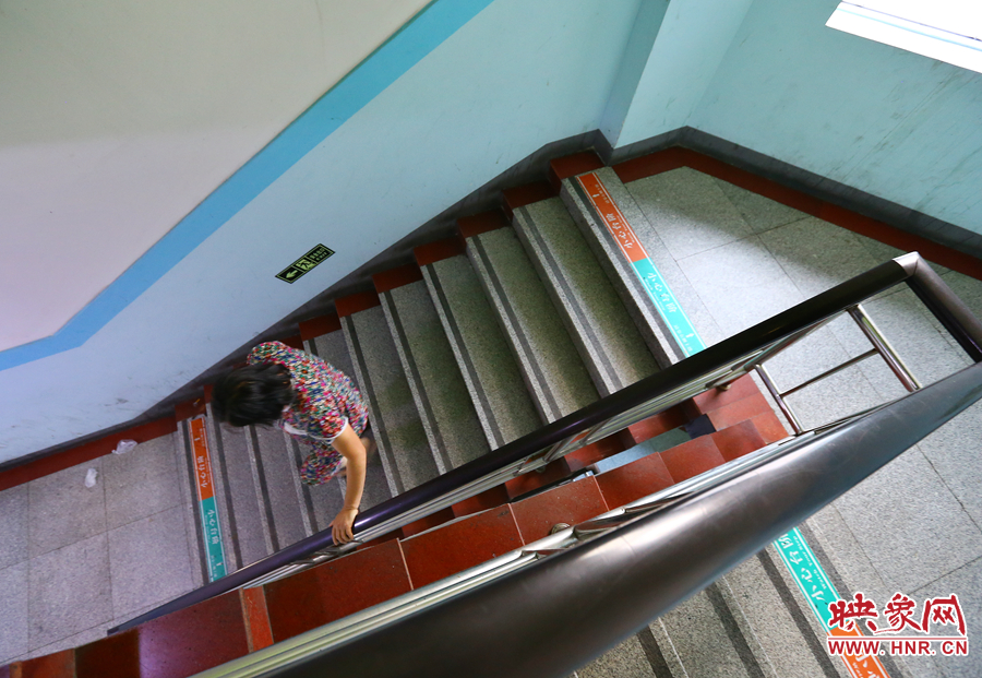 當(dāng)看到孫子進入手術(shù)室后，大龍的奶奶含著淚離開