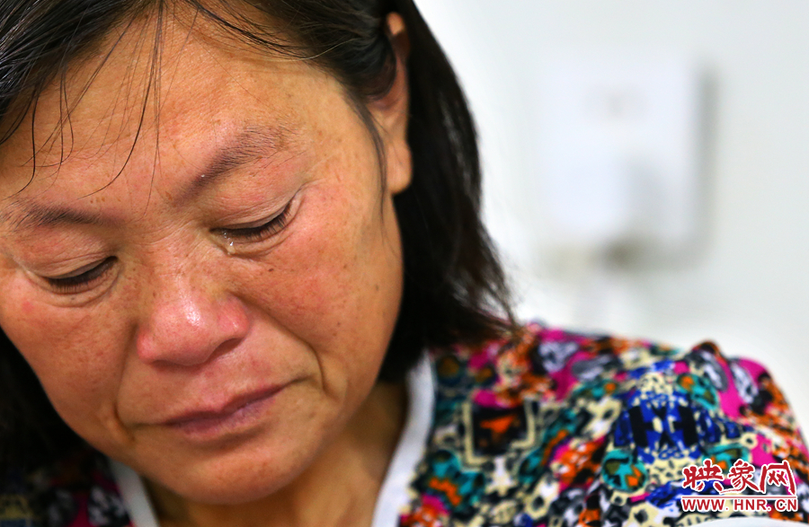 大龍手術(shù)時，等待結(jié)果的奶奶留下了淚水