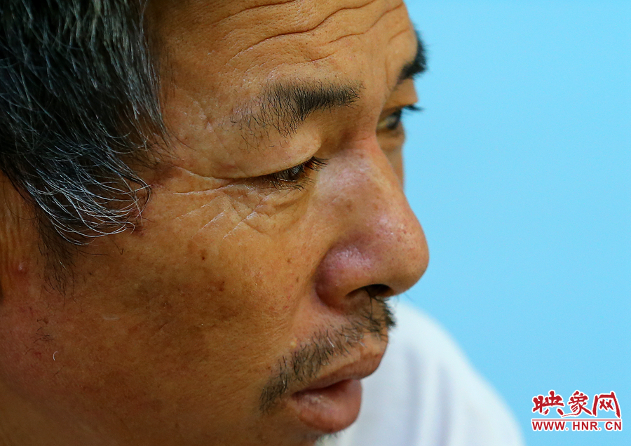 大龍爺爺兩鬢的白發(fā)這兩天好像又多了些，在手術(shù)室外的等待，更是對他內(nèi)心的煎熬。