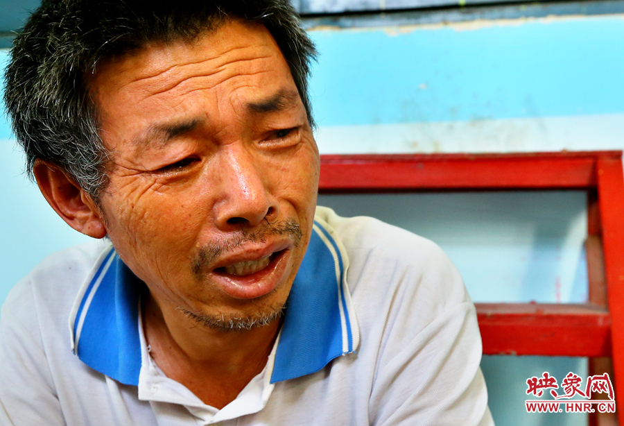 當(dāng)醫(yī)生告知大龍手術(shù)成功的時候，爺爺忍不住哭了起來