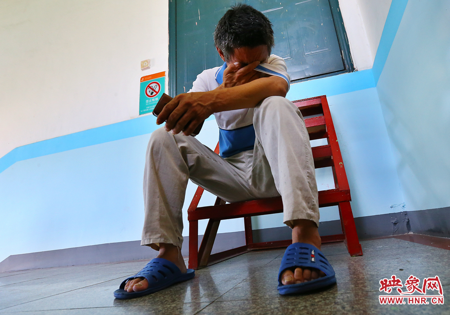 爺爺通過電話告知守護小龍的奶奶，大龍手術(shù)成功后喜極而泣