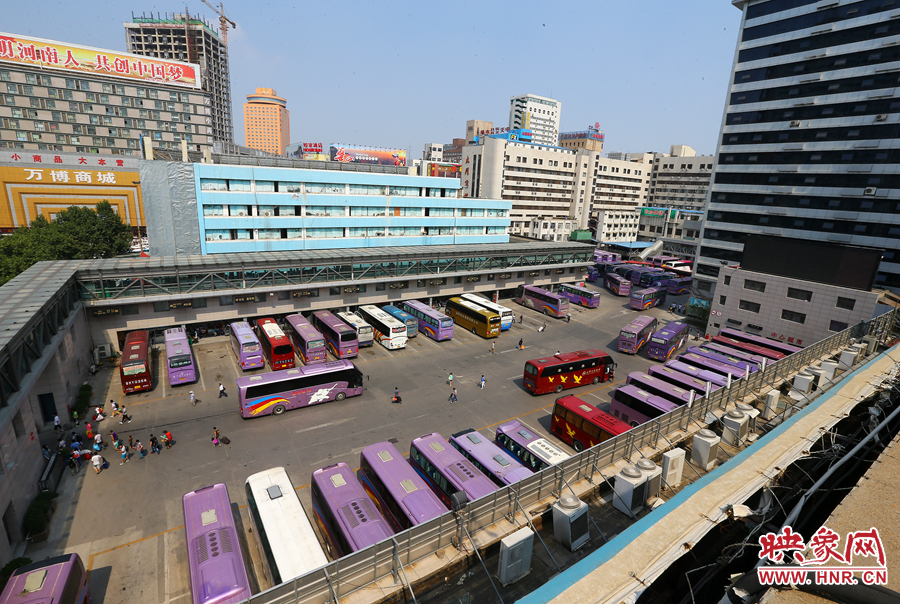 不大的停車(chē)場(chǎng)內(nèi)，每天都有上千輛長(zhǎng)途車(chē)需要調(diào)度員指揮協(xié)調(diào)