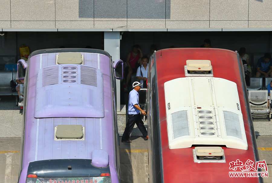 調(diào)度員的身影，在客車(chē)間不停穿梭