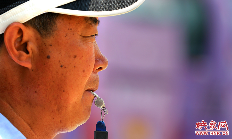 嘴中的口哨不停的響起，一個(gè)班下來(lái)口干舌燥是家常便飯