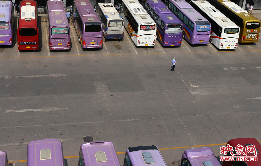在不大的車(chē)站內(nèi)，幾十輛客車(chē)不停運(yùn)轉(zhuǎn)的發(fā)動(dòng)機(jī)，使得場(chǎng)站內(nèi)溫度居高不下