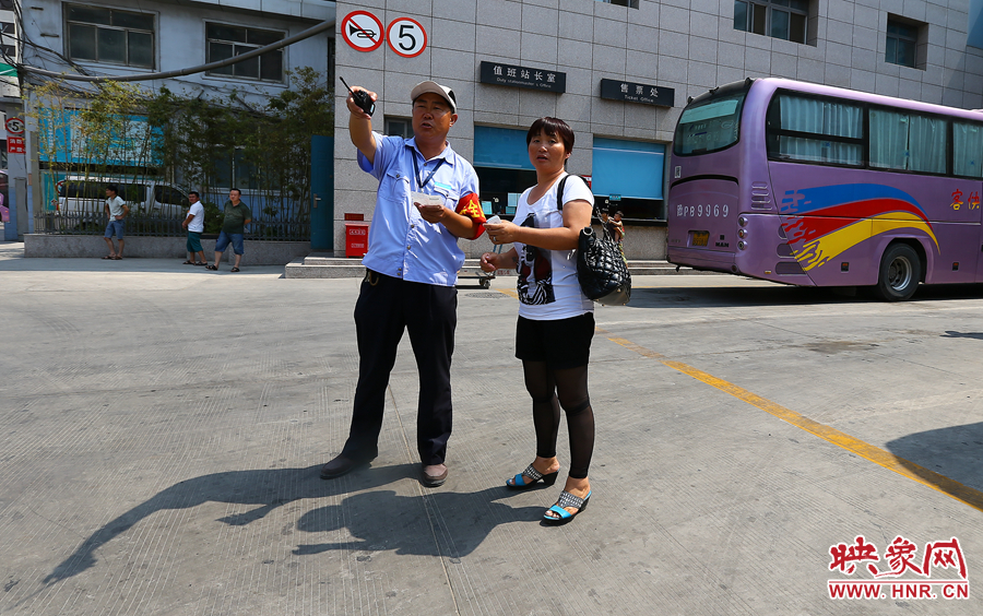 調(diào)度員不僅要保證車(chē)輛安全通暢，還肩負(fù)著疏導(dǎo)旅客的工作