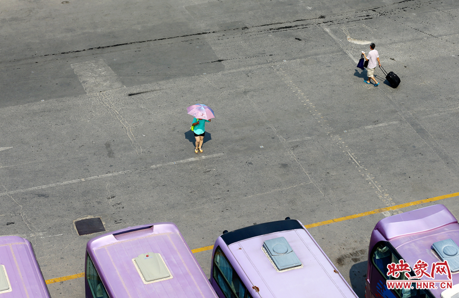 酷暑的陽(yáng)光，常常曬化車(chē)站內(nèi)地面的瀝青，乘車(chē)的旅客都是匆匆而過(guò)，不愿過(guò)多停留。