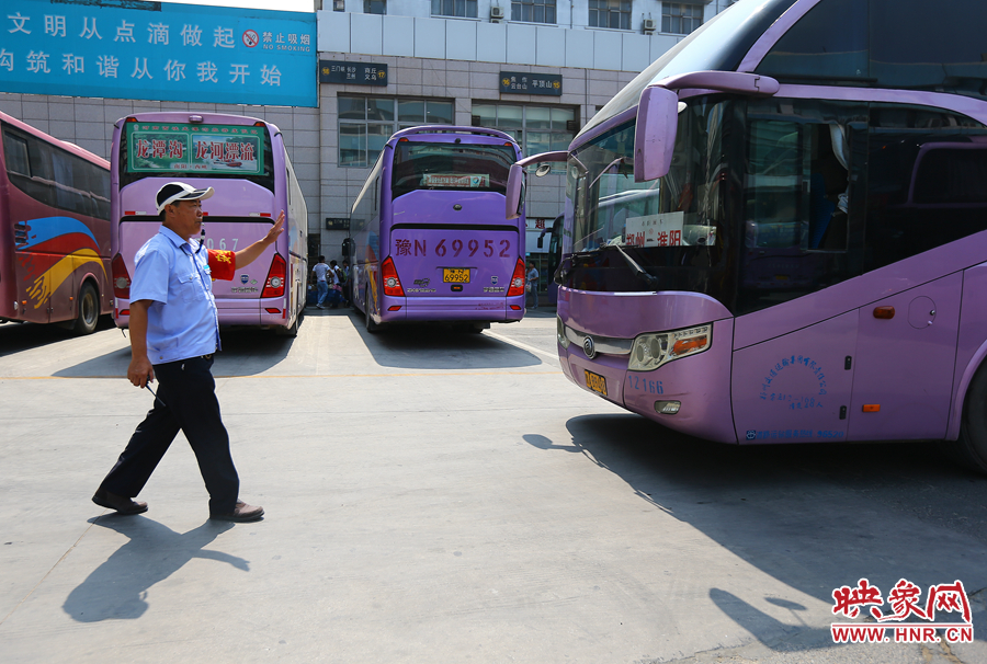 龐大的長(zhǎng)途客車(chē)，在調(diào)度員的指揮下井井有條