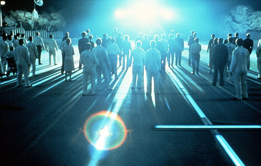 攝影師拍攝到的圖片看上去像科幻電影《第三類接觸》中外星人登陸地球的畫面。