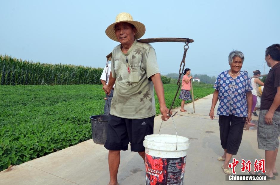 每天排隊(duì)取水，廢水循環(huán)使用已成為該村老少的生活習(xí)慣。