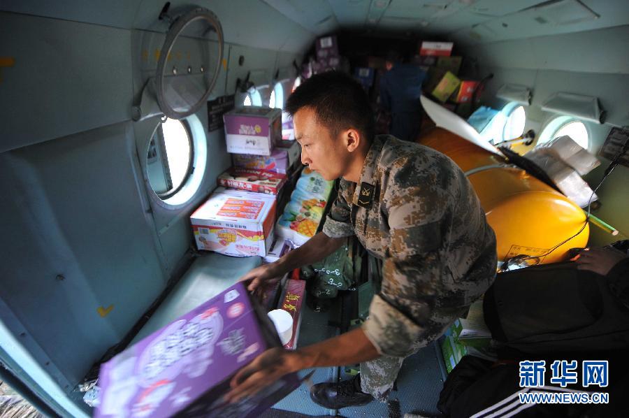  8月5日，在魯?shù)榭h龍頭山鎮(zhèn)，部隊官兵從直升機(jī)上卸載救災(zāi)物資。