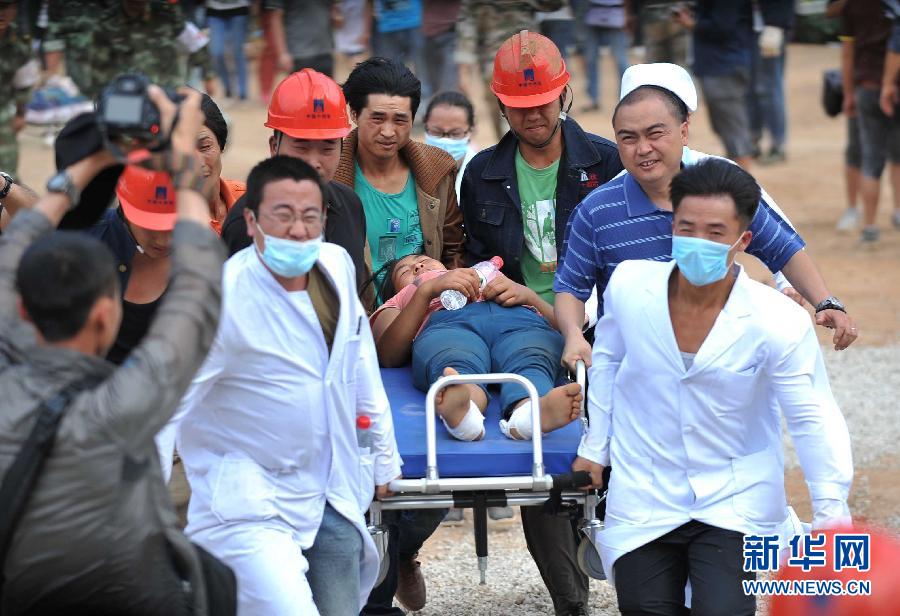 8月5日，在魯?shù)榭h龍頭山鎮(zhèn)，醫(yī)護(hù)人員準(zhǔn)備將傷員轉(zhuǎn)運(yùn)到直升機(jī)。