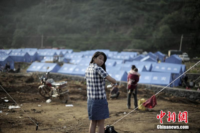 云南昭通龍頭山鎮(zhèn)受災(zāi)群眾安置點(diǎn)，上千災(zāi)民被安置在此，開始新的生活。