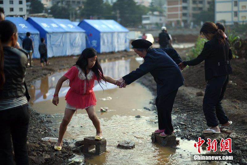 2014年8月6日，云南魯?shù)辇堫^山災(zāi)區(qū)，民眾暫居帳篷。