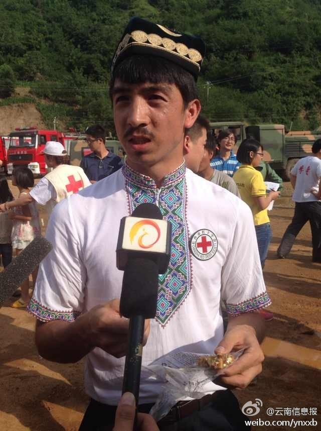 “切糕王子”阿迪力帶著他1萬斤的切糕自長沙抵達(dá)了龍頭山鎮(zhèn)。