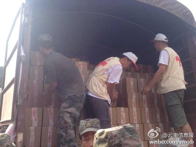 第14集團(tuán)軍官兵協(xié)助阿迪力將1100余箱切糕從貨車上卸下。