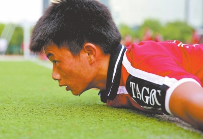 　南京天氣炎熱，地表溫度有時達(dá)到40℃以上，烈日下孩子們的衣服濕了又干、干了又濕。