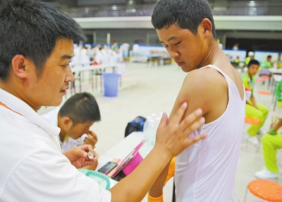 　南京天氣炎熱，地表溫度有時達(dá)到40℃以上，烈日下孩子們的衣服濕了又干、干了又濕。