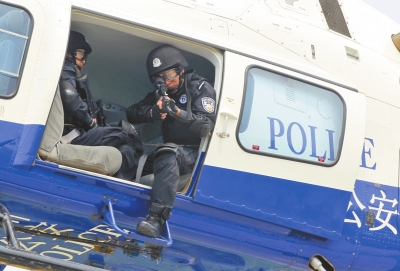 遇緊急情況，機(jī)載狙擊手可實(shí)施對地打擊。