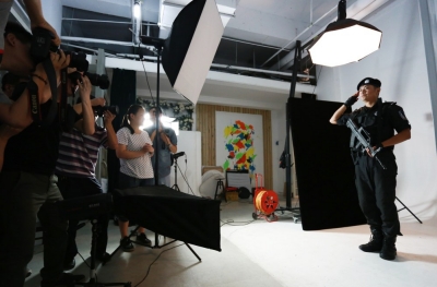 拍起大片來，特警也是一絲不茍。