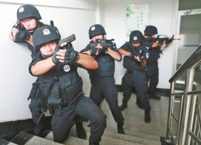 進入樓道后，特警開始地毯式搜索。