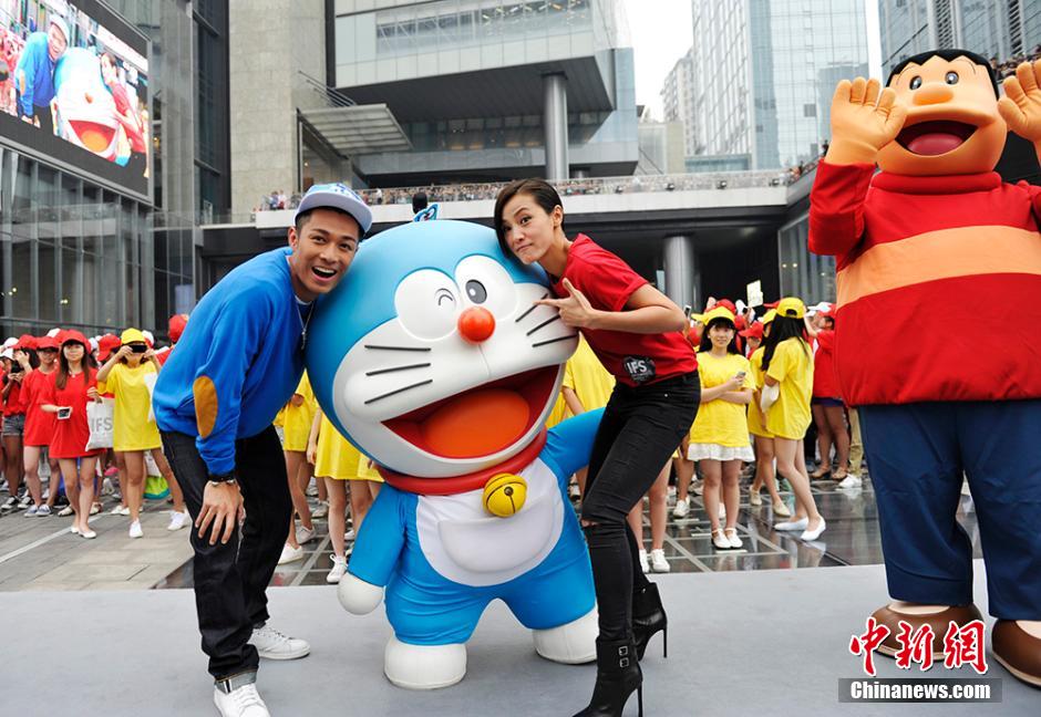 圖為何韻詩(shī)、周柏豪與哆啦A夢(mèng)合影。