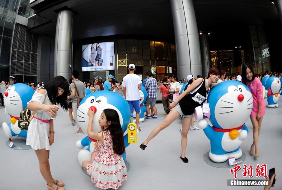 圖為成都民眾與哆啦A夢(mèng)合影留念。