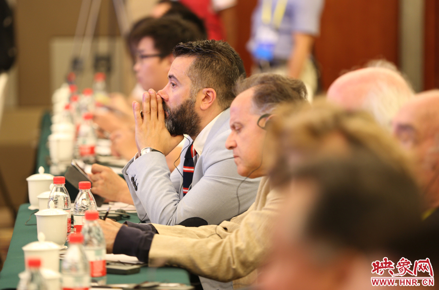 認(rèn)真聽講的外國(guó)嘉賓。