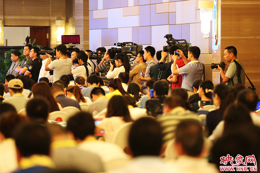 媒體聚焦嵩山論壇。