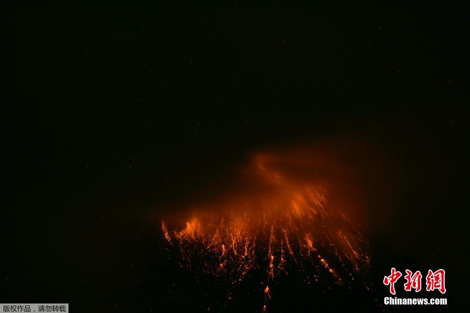 當(dāng)?shù)貢r間8月24日，厄瓜多爾通古拉瓦火山噴發(fā)，熔巖噴出宛如末世。