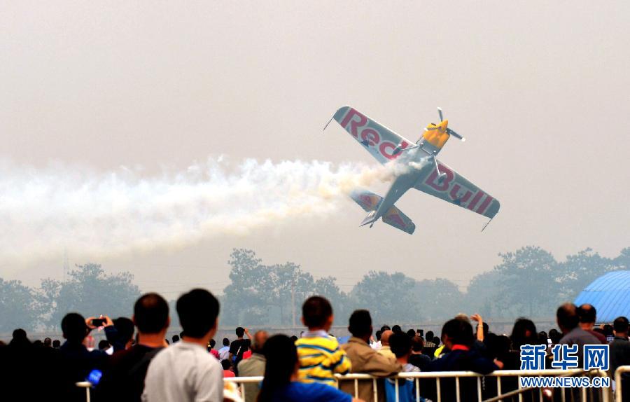 　9月13日，特技隊員在進(jìn)行空中飛行表演。