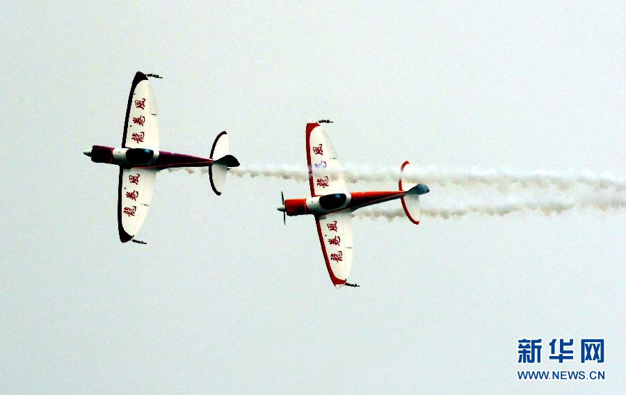 9月13日，特技隊員在進(jìn)行空中飛行表演。