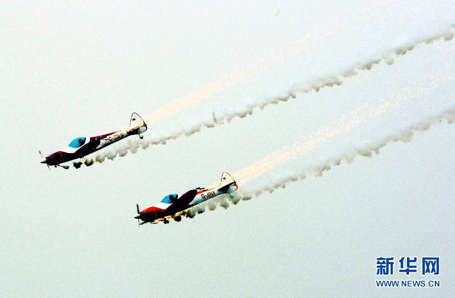 9月13日，特技隊員在進(jìn)行空中飛行表演。