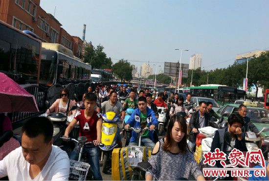 在一些易堵路段車輛仍然“寸步難行”。