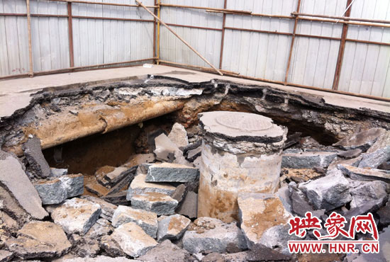 此次路面塌陷的直徑約為3米，深度有2米左右，坑內(nèi)布滿了碎石，路面下方20厘米左右。