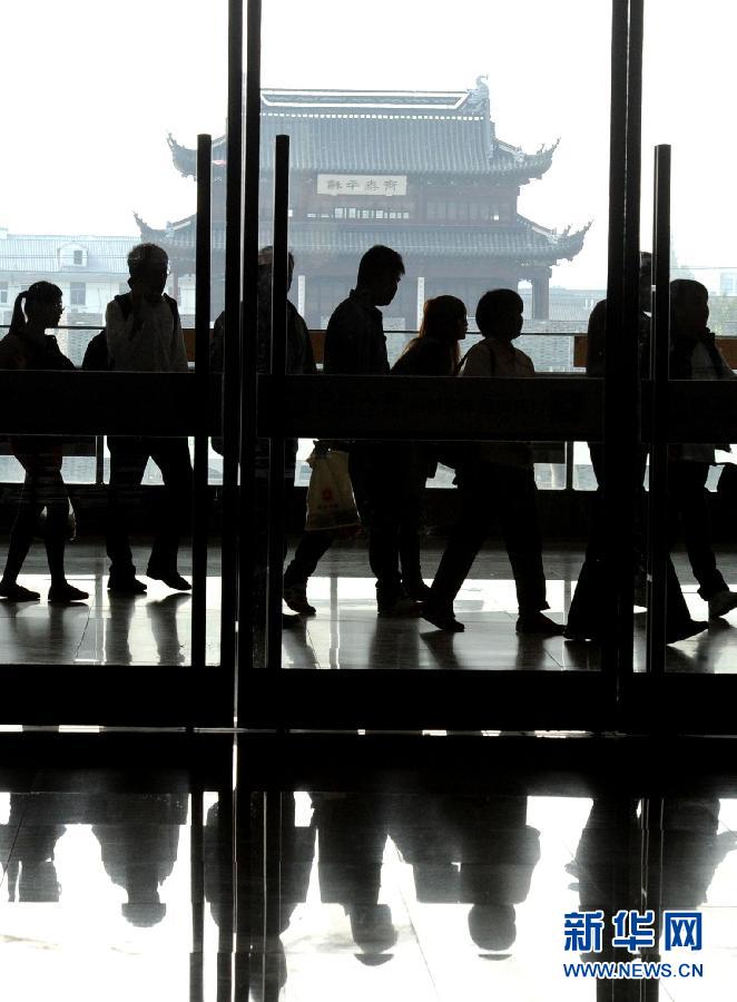 10月6日，旅客排隊進入蘇州火車站二樓候車大廳。