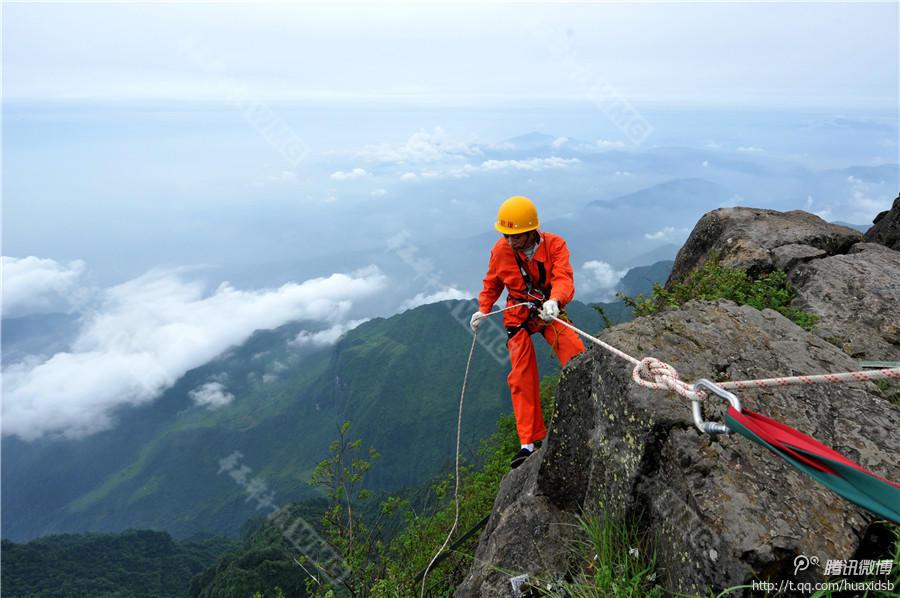 10月5日，峨眉山景區(qū)清潔工彭文才下到巖壁清理游客丟棄的垃圾。