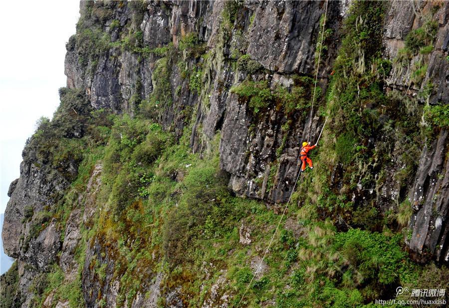 在峨眉山金頂，彭文才是護(hù)欄以外和懸崖區(qū)域唯一的清潔工。