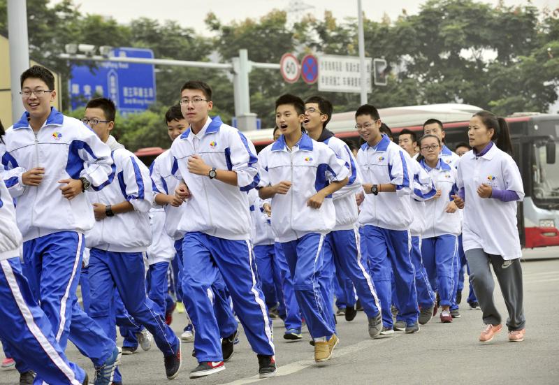 10月14日，成都七中萬達(dá)學(xué)校實行三年跑六百公里才能畢業(yè)，現(xiàn)場學(xué)生開始長跑。