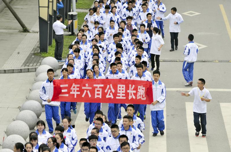 10月14日，成都七中萬達(dá)學(xué)校實行三年跑六百公里才能畢業(yè)，現(xiàn)場學(xué)生開始長跑。